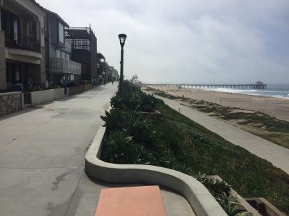 Paths to walk, run or bike at Manhattan Beach 