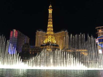 Fountain Show at the Bellagio in Las Vegas. Amazing view from the strip sidewalk. SHOW TIM