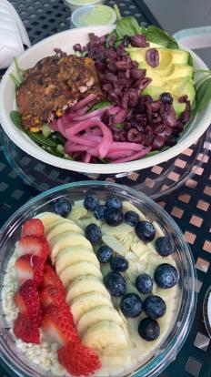 Green Life. Oatmeal. Veggie patties and avocado salad. #food