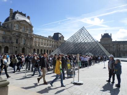 The crowd waiting to get into the Louvre in front of the pyramid. 